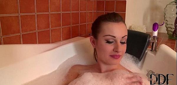  LaTaya Roxx & Sirale Soap Their Jumbo Titties Up In The Tub